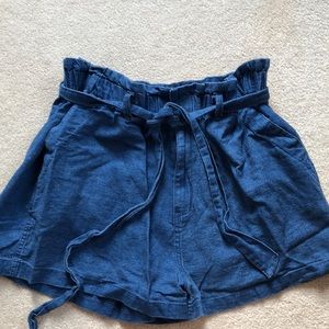 Tie up high waisted flowy shorts.